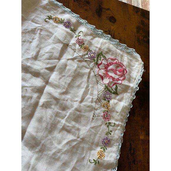 Vintage Embroidered Linen Tablecloth & Napkin Set With Floral Design & Crochet - Picture 7 of 12